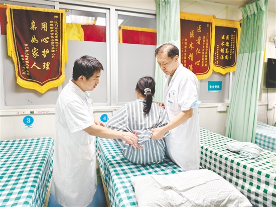 醫(yī)生對患者進(jìn)行治療。