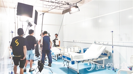 美加影視園區(qū)內(nèi)設(shè)有居家、辦公、醫(yī)院、監(jiān)獄等15個(gè)實(shí)景拍攝區(qū)。