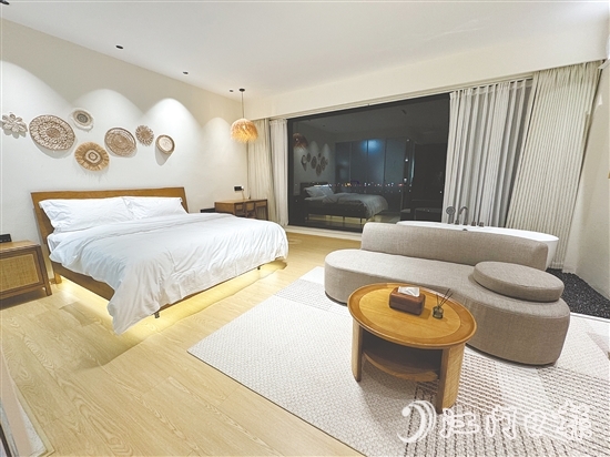 廣海鎮(zhèn)上的民宿風(fēng)格多樣，其中不少包含海洋文化元素。