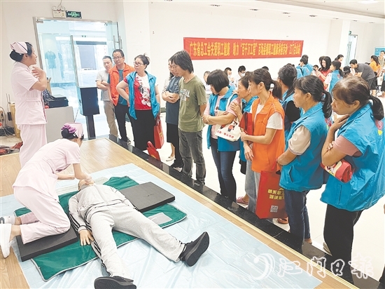 活動現(xiàn)場，醫(yī)護人員演示心肺復(fù)蘇等急救技能。