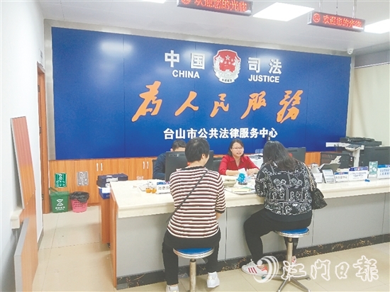 值班律師為市民提供免費法律咨詢服務(wù)。