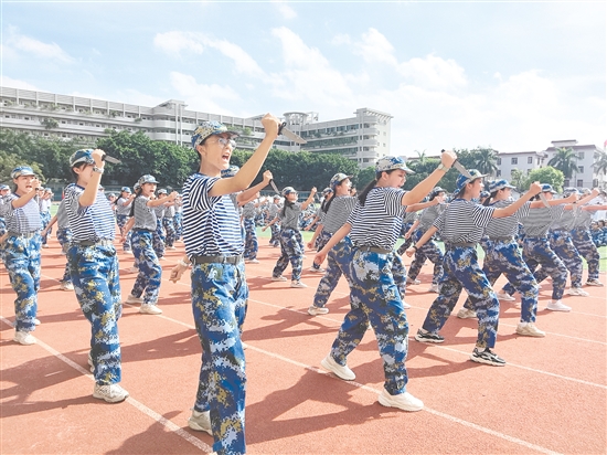 培英高中軍訓會操表演上，同學們精神抖擻。