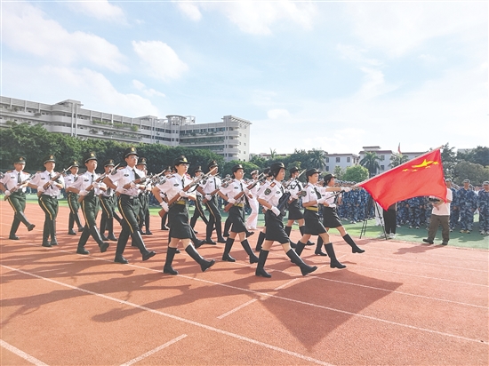 培英高中軍訓會操表演上，同學們精神抖擻。