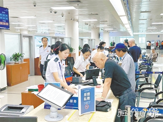 在江門市化解不動(dòng)產(chǎn)登記歷史遺留問題辦理不動(dòng)產(chǎn)權(quán)證專場，工作人員協(xié)助業(yè)主實(shí)現(xiàn)“一站式辦結(jié)”。