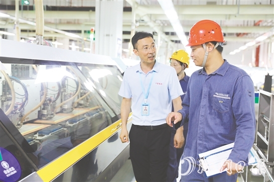 供電人員到鶴山中富上門走訪，了解企業(yè)需求。