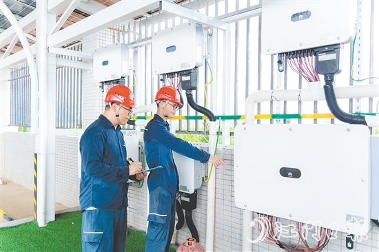 供電人員在址山鎮(zhèn)蓮珠新村檢查光伏設(shè)備情況。