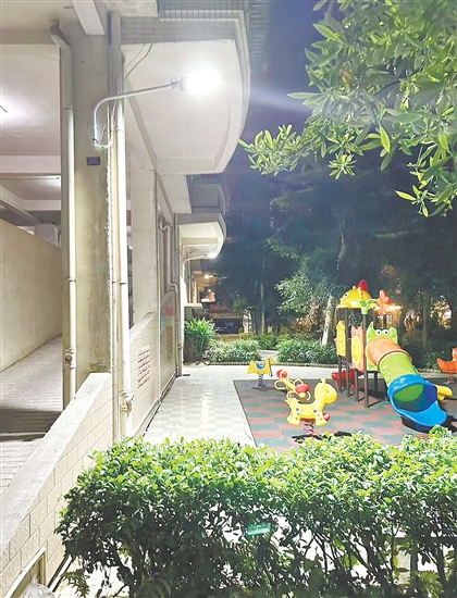 夜里，安裝掛墻路燈后的盈翠苑小區(qū)不再昏暗，居民下樓活動(dòng)更安心。