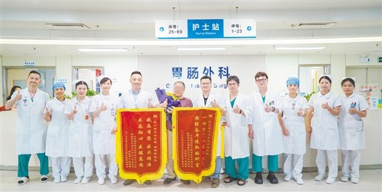 患者家屬專程送來兩面錦旗。