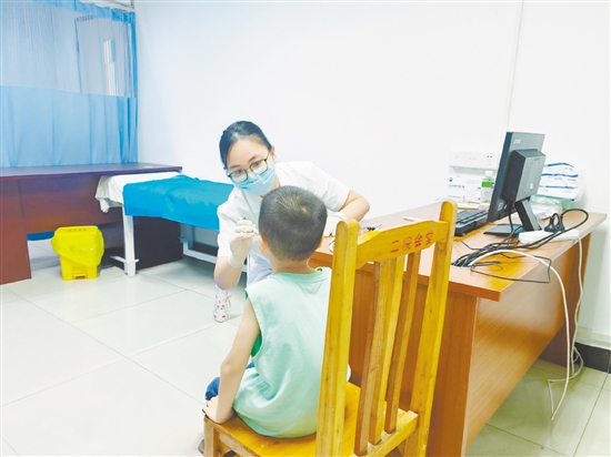 醫(yī)生為患兒看診。