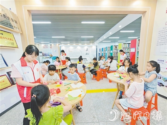 孩子們?cè)谌の栋蝗坏募粽奂埢顒?dòng)中，開啟一場感受傳統(tǒng)文化魅力的紙藝體驗(yàn)之旅。