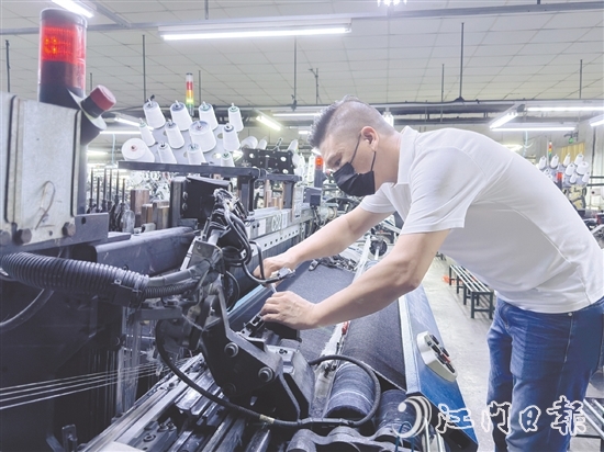 經(jīng)過(guò)一年的新型學(xué)徒制培訓(xùn)，朱超洪的業(yè)務(wù)技能得到提升。