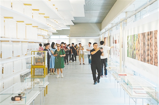 旅游行業(yè)代表們實地考察東甲原枝陳皮文化館。