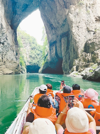 團(tuán)友們乘船游九洞天。