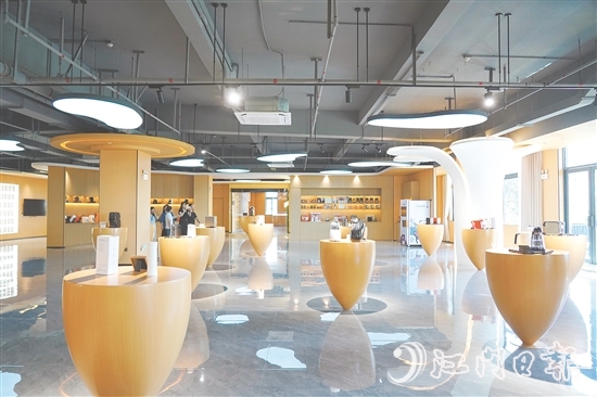 位于江海區(qū)的西啡科技展廳內(nèi)，陳列著各式各樣的膠囊咖啡機。