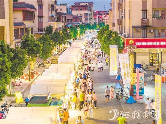 崖門圩鎮(zhèn)主街區(qū)洋溢著東南亞風情，吸引大批市民游客前來。
