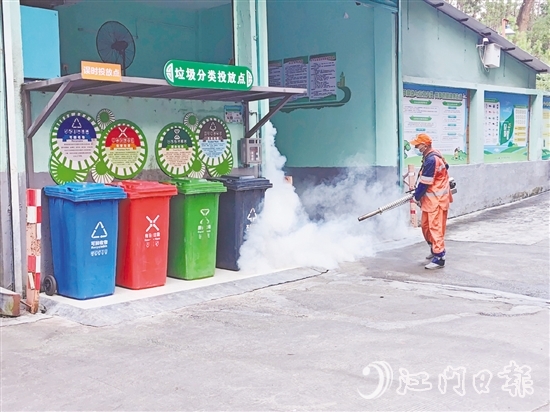 在北園新村垃圾收集點，環(huán)衛(wèi)工人進行藥物噴灑。