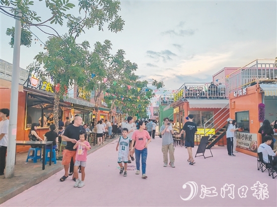 南職大學(xué)路限時(shí)步行街啟用后，吸引周邊群眾、師生及游客前來(lái)打卡。