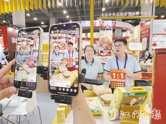 展會(huì)期間，臺(tái)國糧集團(tuán)同步開啟直播帶貨模式。