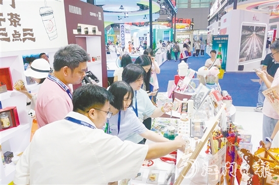 臺(tái)山文創(chuàng)產(chǎn)品受到市民、游客的青睞。