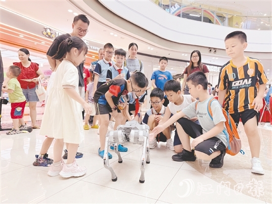 活動(dòng)現(xiàn)場(chǎng)，廣東科學(xué)技術(shù)職業(yè)學(xué)院帶來(lái)的前沿科技展示吸引了大批市民駐足。