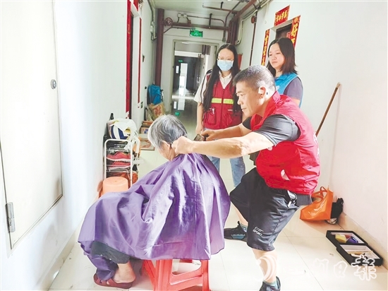 天福社區(qū)開展義剪活動(dòng)，工作人員上門為行動(dòng)不便老人理發(fā)。