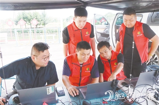 無人機團隊開展遙感驗標工作。