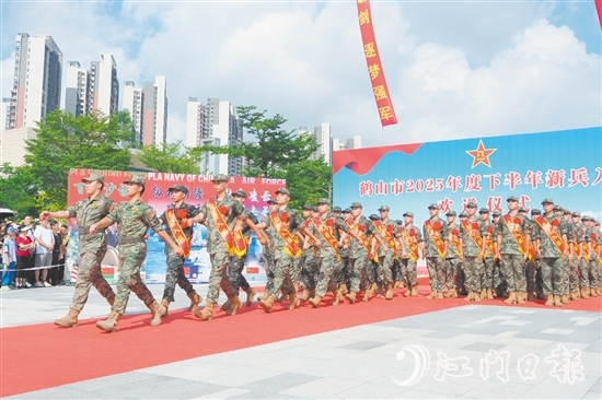 新兵們精神抖擻。