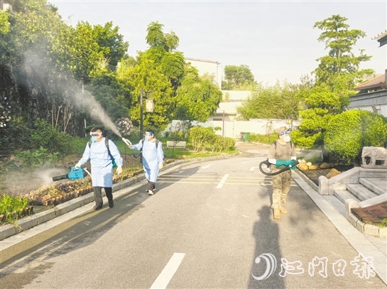 鶴山集中開展環(huán)境整治、消殺作業(yè)。