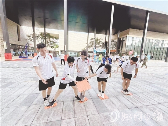 職工們?cè)趫F(tuán)結(jié)協(xié)作中展現(xiàn)奮勇?tīng)?zhēng)先的精神面貌。