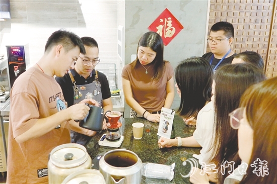 鶴山市通過一攬子就業(yè)創(chuàng)業(yè)服務(wù)，助力本地青年人才實現(xiàn)高質(zhì)量就業(yè)。