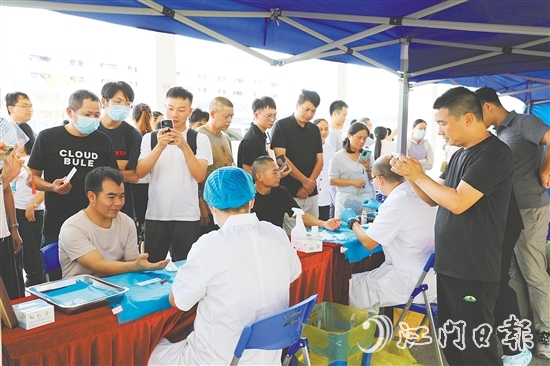 參訓(xùn)學(xué)員前往恩平市基層篩查現(xiàn)場(chǎng)進(jìn)行實(shí)地觀摩。