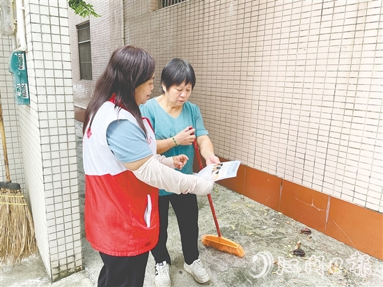 志愿者向市民派發(fā)傳單，宣傳防蚊滅蚊工作。