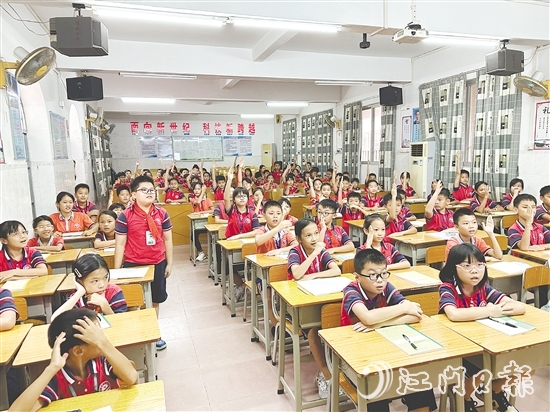 “青蘋果大課堂”上，學生們積極參與互動、回答問題，學習防蚊滅蚊知識。