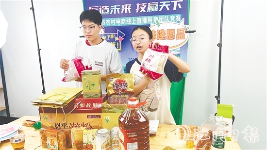 恩平利用直播帶貨方式助力“恩平優(yōu)品”拓寬銷售渠道。