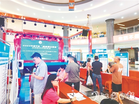 錦江國(guó)際廣場(chǎng)開(kāi)展的“招聘夜市”為企業(yè)和求職者搭建交流平臺(tái)。