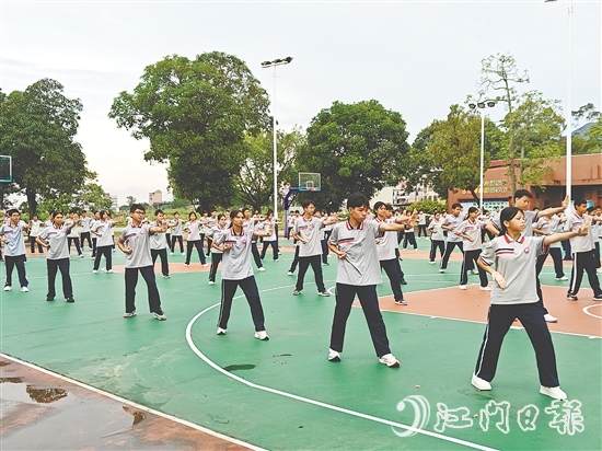 恩平全市60余所中小學(xué)校同步開展軍體拳訓(xùn)練，以鏗鏘動(dòng)作展現(xiàn)青春力量。