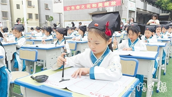 學(xué)生們在老師指導(dǎo)下認真書寫“人”字。