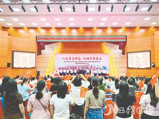 活動(dòng)的最后，參加活動(dòng)人員一起高唱《歌唱祖國》。