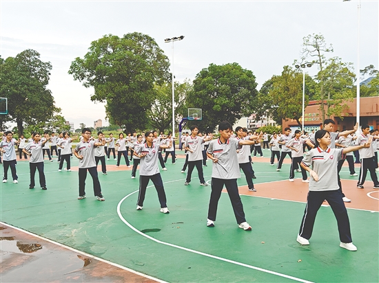 恩平全市60余所中小學校同步開展軍體拳訓練，以鏗鏘動作展現(xiàn)青春力量。