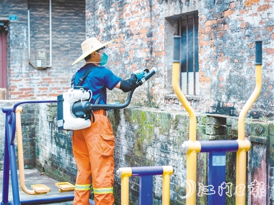 專業(yè)消殺員對公共區(qū)域進行消殺。