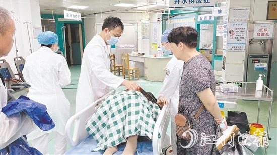 臺風肆虐期間，醫(yī)護人員救治急癥患者。