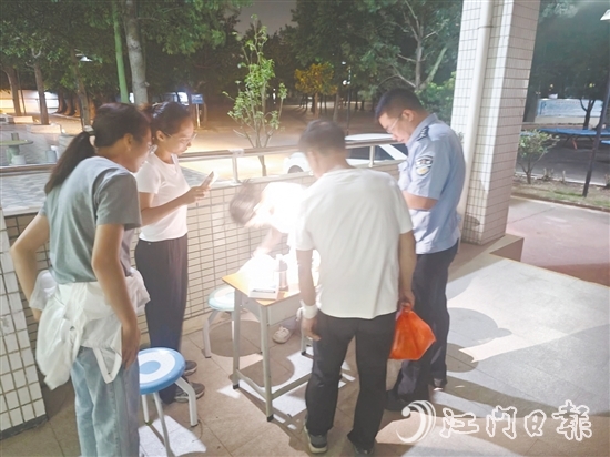 民警引導相關(guān)人員前往應急避難場所。