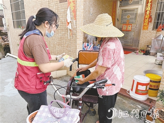 臺風來臨前，網(wǎng)格員上門宣傳防蚊防臺風知識，并派發(fā)滅蚊片、蚊香等。
