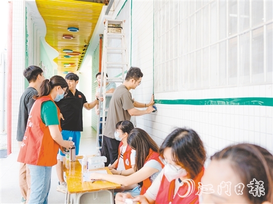 臺風來襲，全區(qū)94個應急避難場所開放。圖為黨員志愿者在安裝紗窗。