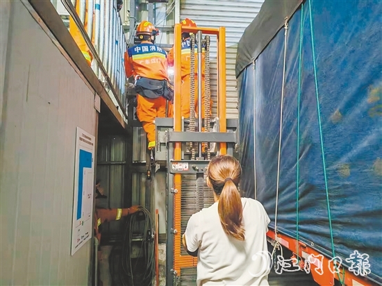 臺風過境后，消防人員幫市民緊急維修變形卷簾門。