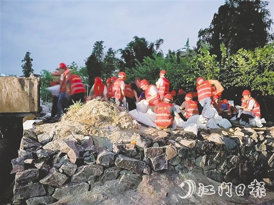 臺風來臨前，在西江大堤重要點位，工作人員裝好4000個沙袋嚴陣以待。