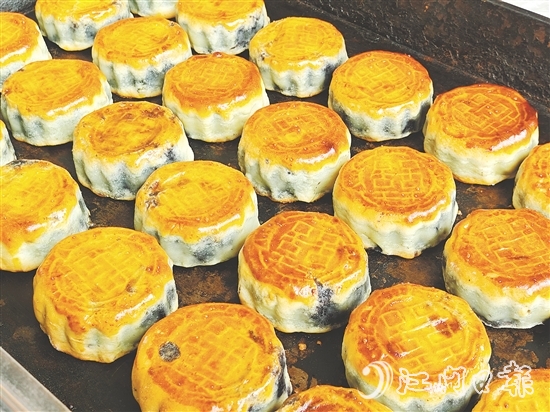 華南餅家的豆沙月餅，多年來堅(jiān)持使用統(tǒng)一樸拙餅印。