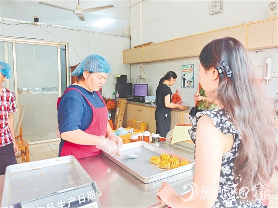 每天上午10時(shí)，洪祥餅家第一批陳皮豆沙月餅將近售罄。