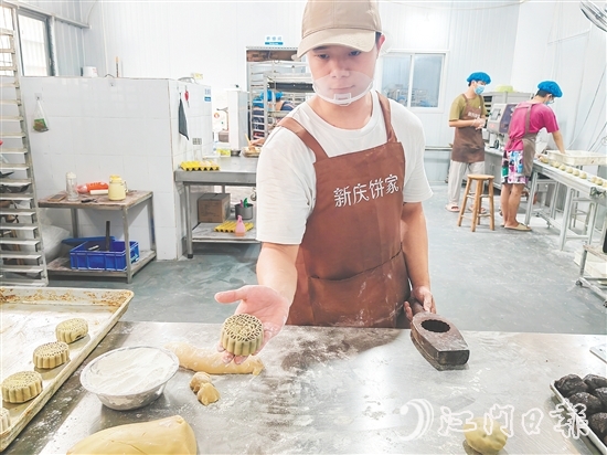 新慶餅家的“新掌舵人”趙健安從小就開始學(xué)習(xí)手作月餅技藝。