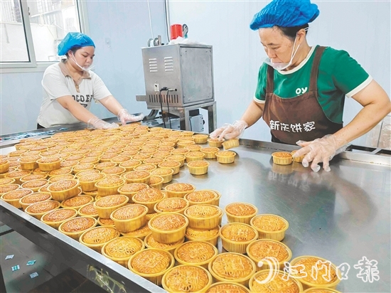 正值銷售旺季，新慶餅家每天能賣出逾萬個(gè)月餅。